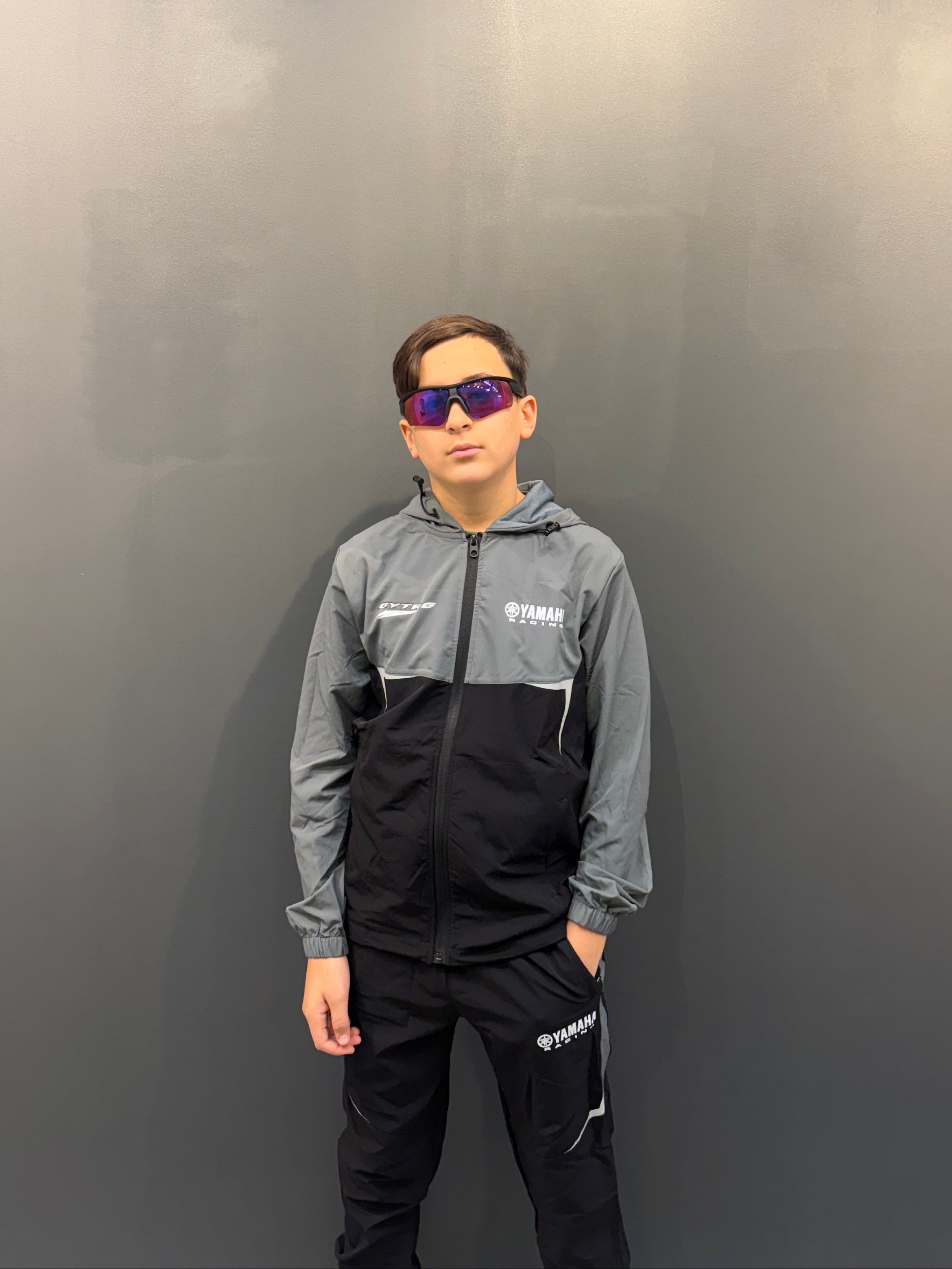 Ensemble Survêtement Yamaha Kid – Gris & Noir avec détails fluorescents