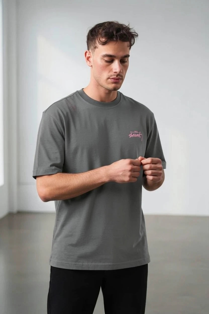 T-Shirt Graphique "Saint Signature" – Édition Neon Pink