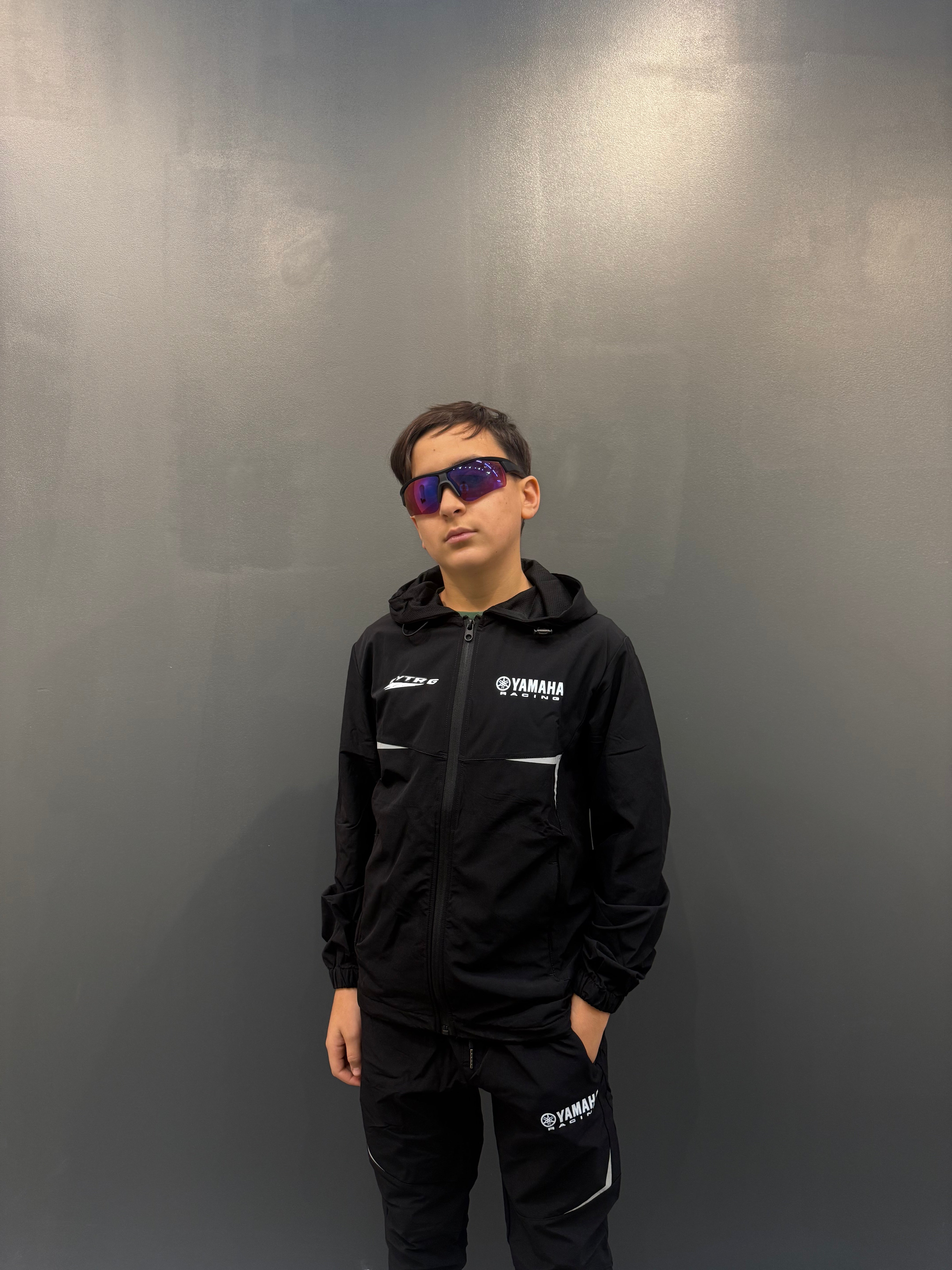 Ensemble Survêtement Yamaha Kid – Noir avec détails fluorescents