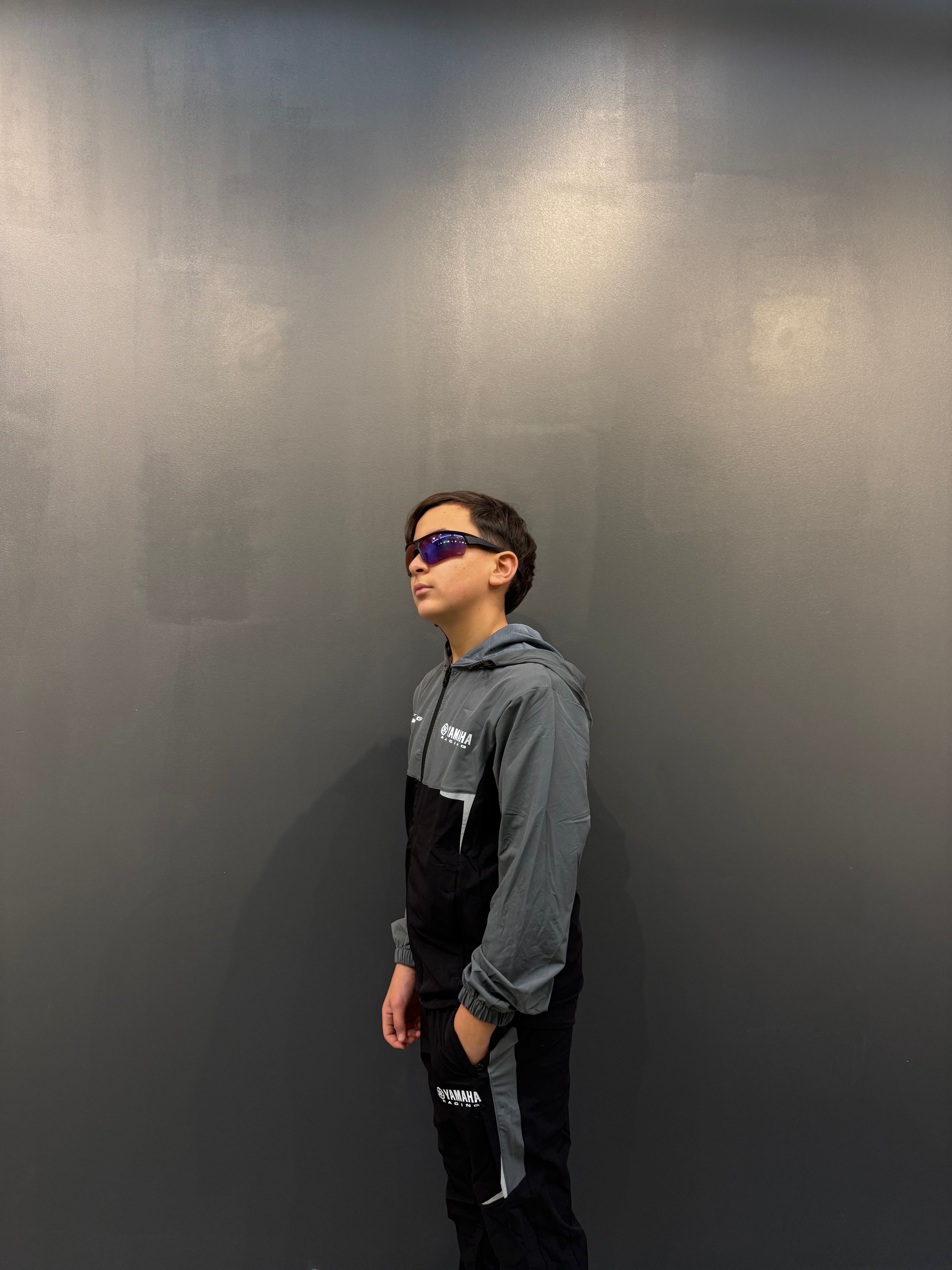 Ensemble Survêtement Yamaha Kid – Gris & Noir avec détails fluorescents