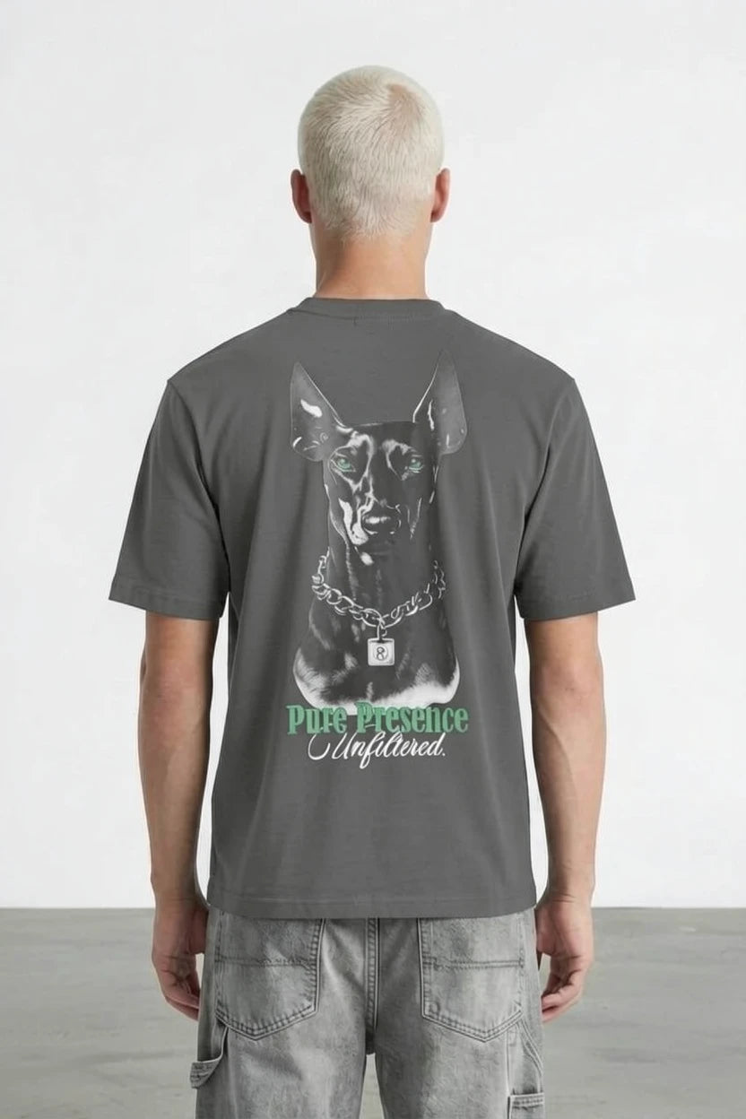 T-Shirt Graphique "Pure Presence" – Doberman