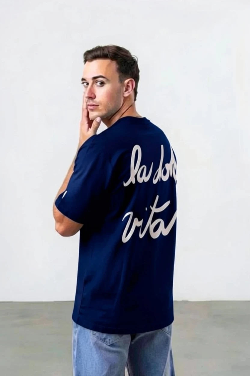 T-Shirt semi oversize "La Dolce Vita" – Édition Signature Cursive